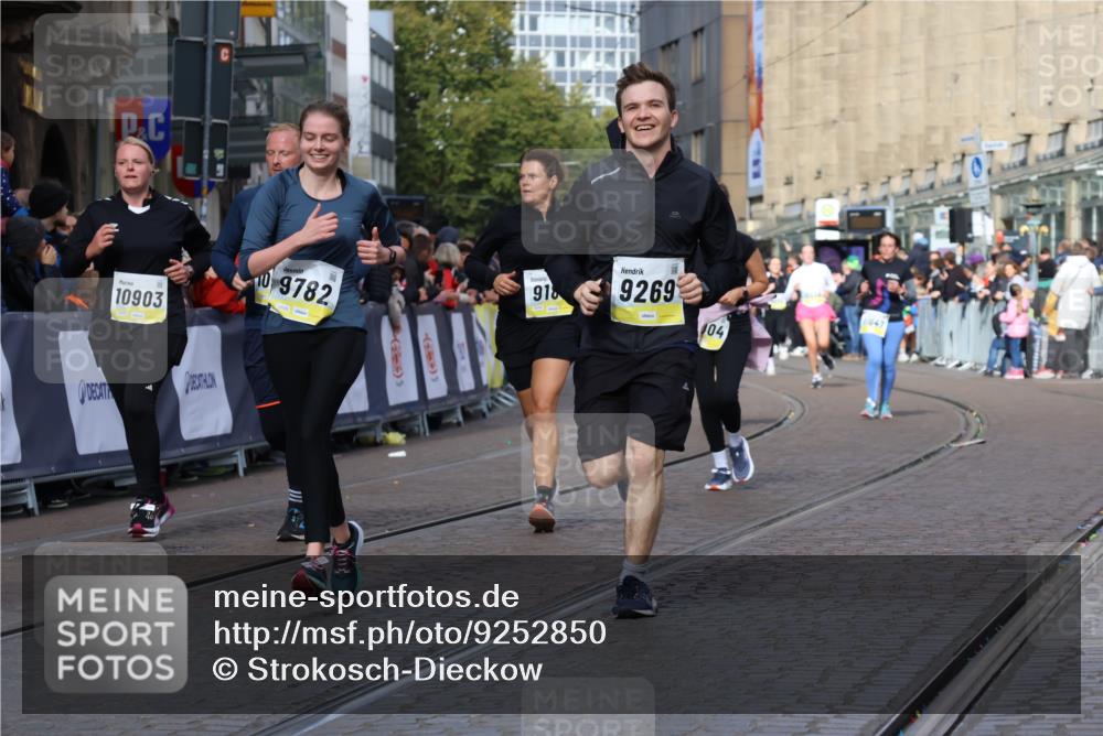 05.10.2025 - 20. swb-Marathon Bremen Strokosch-Dieckow http://msf.ph/oto/9252850 05.10.2025 11:01:42 Ziel 9189, 9269, 9294, 9782, 10004, 10026, 10370, 10562, 10903, 10904, 11463, 11732, 11733 meine-sportfotos.de