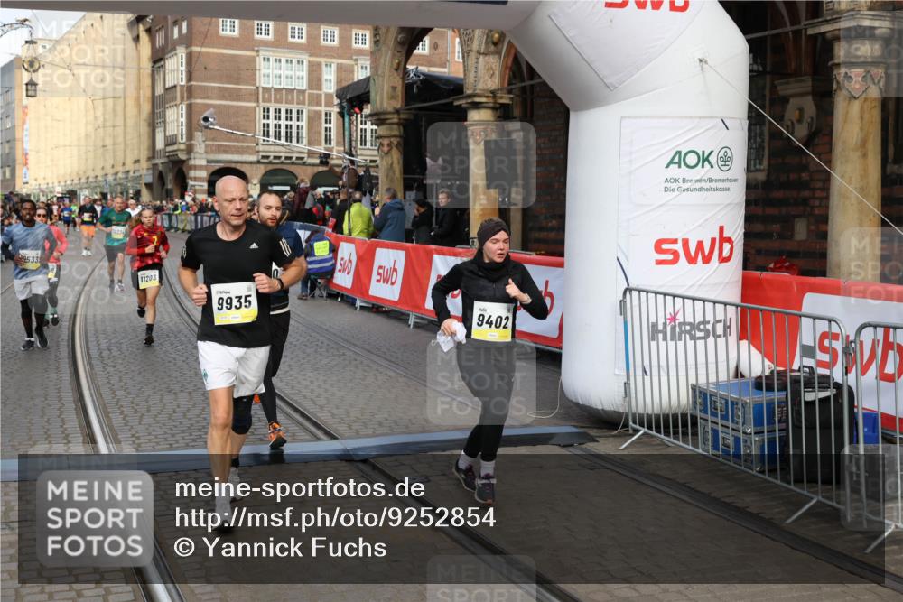 05.10.2025 - 20. swb-Marathon Bremen Yannick Fuchs http://msf.ph/oto/9252854 05.10.2025 10:54:19 Ziel 9402, 9574, 9900, 9935, 10019, 10234, 10533, 10631, 10662, 11151, 11203, 11347, 11449 meine-sportfotos.de