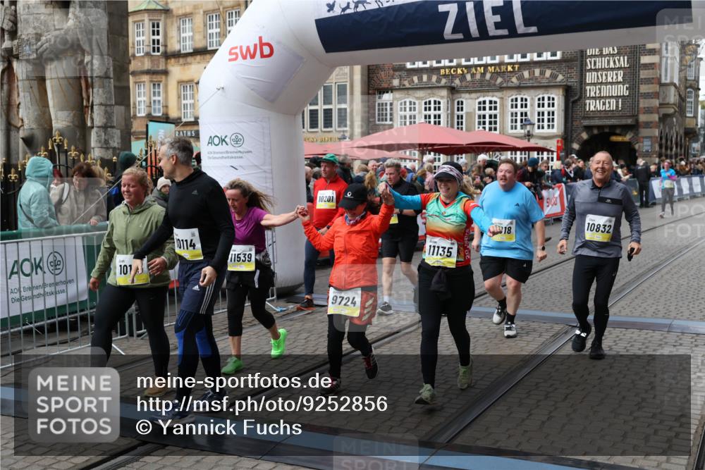 05.10.2025 - 20. swb-Marathon Bremen Yannick Fuchs http://msf.ph/oto/9252856 05.10.2025 11:14:27 Ziel 9695, 9724, 9818, 9819, 10114, 10115, 10201, 10832, 11135, 11539, 11555 meine-sportfotos.de