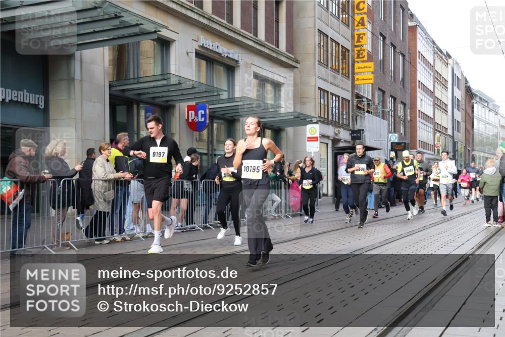 05.10.2025 - 20. swb-Marathon Bremen Strokosch-Dieckow http://msf.ph/oto/9252857 05.10.2025 10:55:23 Ziel 7147, 7165, 9195, 9197, 9492, 9521, 9621, 9720, 9856, 9882, 10088, 10107, 10111, 10195, 10253, 10262, 10287, 10323, 10385, 10475, 10610, 10653, 10654, 10745, 10755, 10757, 10800, 10909, 11052, 11081, 11197, 11249, 11439, 11586, 11588, 11624, 7147, 7165, 9195, 9197, 9492, 9521, 9621, 9720, 9856, 9882, 10088, 10107, 10111, 10195, 10253, 10262, 10287, 10323, 10385, 10475, 10610, 10653, 10654, 10745, 10755, 10757, 10800, 10909, 11052, 11081, 11249 meine-sportfotos.de