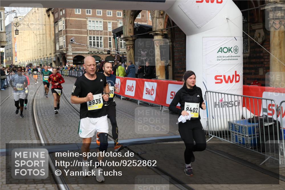 05.10.2025 - 20. swb-Marathon Bremen Yannick Fuchs http://msf.ph/oto/9252862 05.10.2025 10:54:19 Ziel 9402, 9574, 9900, 9935, 10019, 10234, 10533, 10631, 10662, 11151, 11203, 11347, 11449 meine-sportfotos.de
