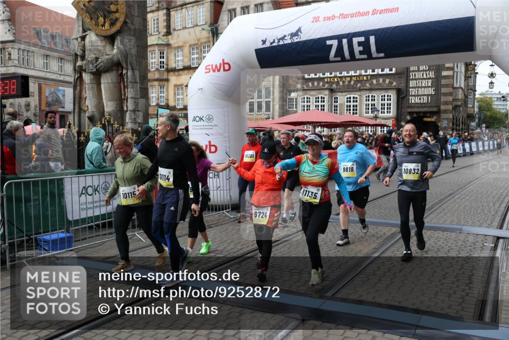 05.10.2025 - 20. swb-Marathon Bremen Yannick Fuchs http://msf.ph/oto/9252872 05.10.2025 11:14:28 Ziel 9695, 9724, 9818, 9819, 10114, 10115, 10201, 10832, 11135, 11539, 11555 meine-sportfotos.de