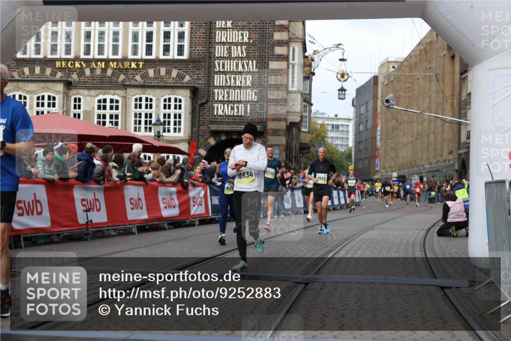 05.10.2025 - 20. swb-Marathon Bremen Yannick Fuchs http://msf.ph/oto/9252883 05.10.2025 10:45:27 Ziel 9290, 9396, 9885, 9963, 10431, 10634, 10898, 11346, 11488 meine-sportfotos.de