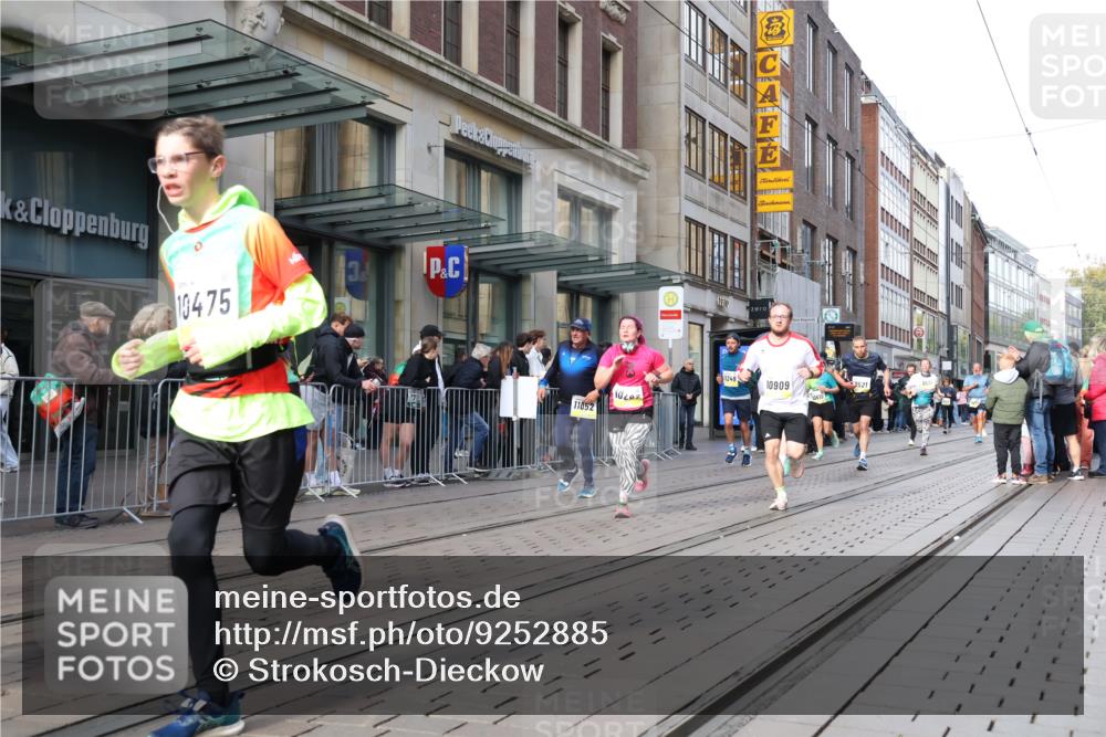 05.10.2025 - 20. swb-Marathon Bremen Strokosch-Dieckow http://msf.ph/oto/9252885 05.10.2025 10:55:29 Ziel 7147, 7165, 9195, 9197, 9521, 9621, 9720, 9871, 9882, 10015, 10088, 10107, 10195, 10253, 10287, 10323, 10385, 10475, 10610, 10653, 10654, 10755, 10758, 10800, 10909, 10921, 11052, 11081, 11148, 11249, 11439, 11586, 11588, 11624, 7147, 7165, 9195, 9197, 9521, 9621, 9720, 9871, 9882, 10015, 10088, 10107, 10195, 10253, 10287, 10323, 10385, 10475, 10610, 10653, 10654, 10755, 10758, 10800, 10909, 10921, 11052, 11081, 11148, 11249 meine-sportfotos.de