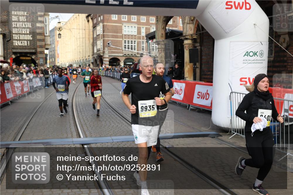 05.10.2025 - 20. swb-Marathon Bremen Yannick Fuchs http://msf.ph/oto/9252891 05.10.2025 10:54:20 Ziel 9402, 9574, 9900, 9935, 10234, 10533, 11151, 11203, 11347, 11449 meine-sportfotos.de