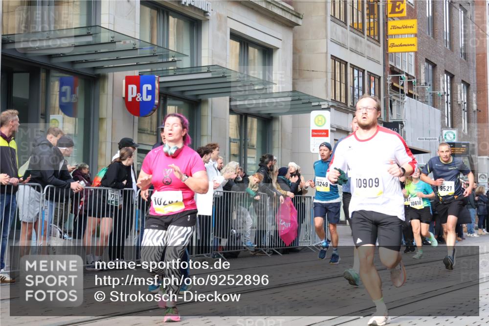 05.10.2025 - 20. swb-Marathon Bremen Strokosch-Dieckow http://msf.ph/oto/9252896 05.10.2025 10:55:30 Ziel 7147, 7165, 9195, 9197, 9521, 9621, 9871, 9882, 9950, 10015, 10088, 10253, 10287, 10323, 10385, 10475, 10610, 10653, 10654, 10755, 10758, 10800, 10909, 10921, 10959, 11052, 11081, 11148, 11249, 11439, 11586, 11588, 11624, 7147, 7165, 9195, 9197, 9521, 9621, 9871, 9882, 9950, 10015, 10088, 10253, 10287, 10323, 10385, 10475, 10610, 10653, 10654, 10755, 10758, 10800, 10909, 10921, 10959, 11052, 11081, 11148, 11249 meine-sportfotos.de