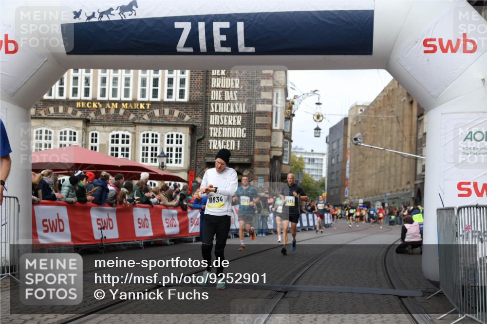 05.10.2025 - 20. swb-Marathon Bremen Yannick Fuchs http://msf.ph/oto/9252901 05.10.2025 10:45:28 Ziel 9290, 9396, 9885, 9963, 10634, 10898, 11346 meine-sportfotos.de