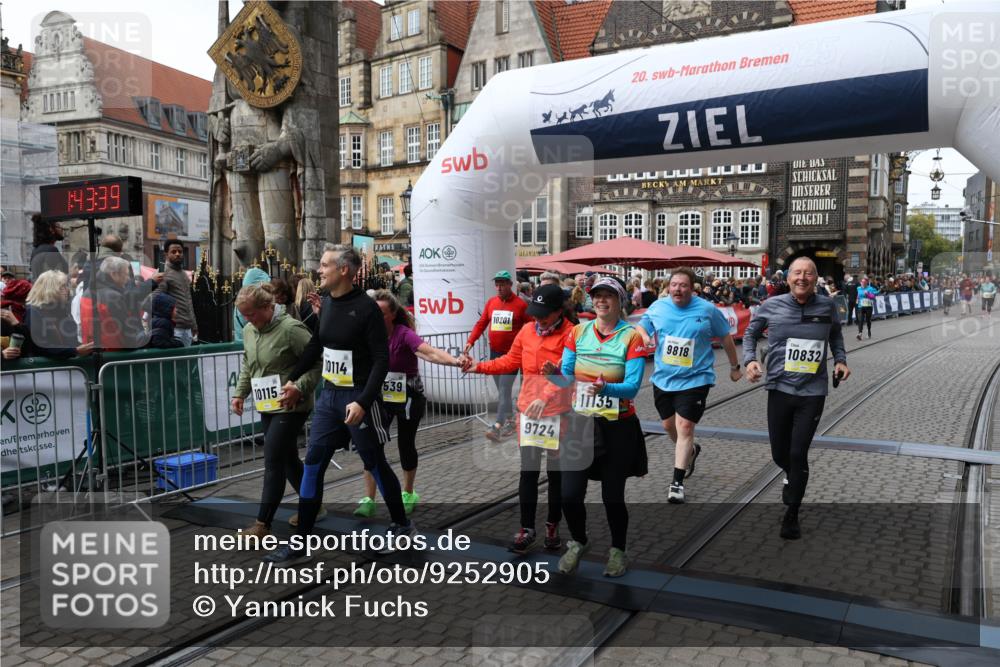 05.10.2025 - 20. swb-Marathon Bremen Yannick Fuchs http://msf.ph/oto/9252905 05.10.2025 11:14:28 Ziel 9695, 9724, 9818, 9819, 10114, 10115, 10201, 10832, 11135, 11539, 11555 meine-sportfotos.de