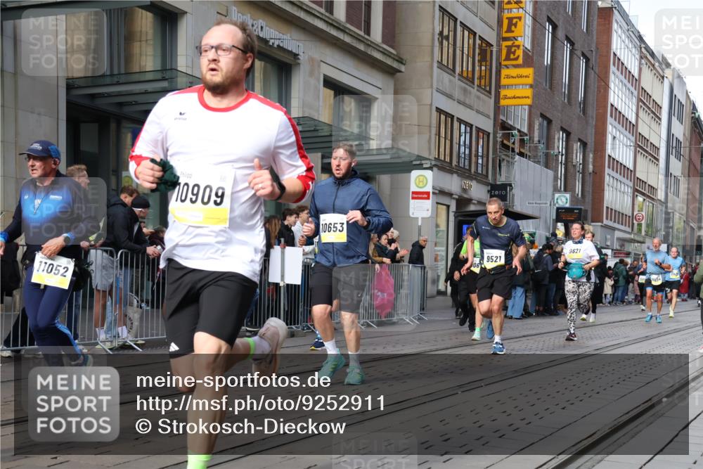 05.10.2025 - 20. swb-Marathon Bremen Strokosch-Dieckow http://msf.ph/oto/9252911 05.10.2025 10:55:31 Ziel 7147, 7165, 9195, 9197, 9521, 9621, 9871, 9882, 9950, 10015, 10088, 10253, 10287, 10323, 10385, 10394, 10475, 10610, 10641, 10653, 10654, 10675, 10755, 10758, 10800, 10909, 10921, 10959, 11052, 11081, 11148, 11249, 11439, 11586, 11588, 11624, 11626, 7147, 7165, 9195, 9197, 9521, 9621, 9871, 9882, 9950, 10015, 10088, 10253, 10287, 10323, 10385, 10394, 10475, 10610, 10641, 10653, 10654, 10675, 10755, 10758, 10800, 10909, 10921, 10959, 11052, 11081, 11148, 11249 meine-sportfotos.de