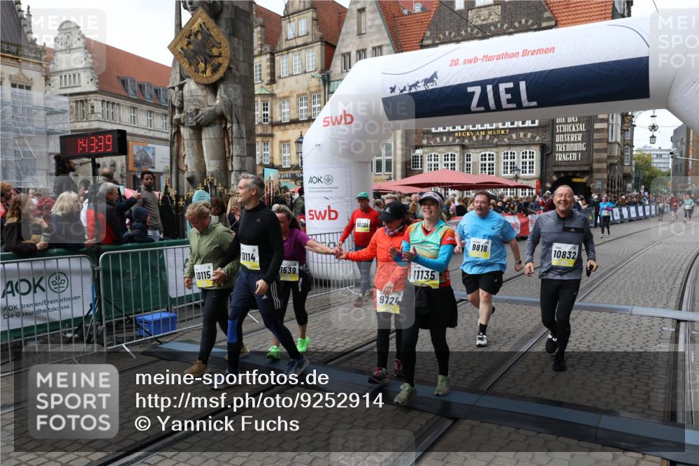 05.10.2025 - 20. swb-Marathon Bremen Yannick Fuchs http://msf.ph/oto/9252914 05.10.2025 11:14:28 Ziel 9695, 9724, 9818, 9819, 10114, 10115, 10201, 10832, 11135, 11539, 11555 meine-sportfotos.de