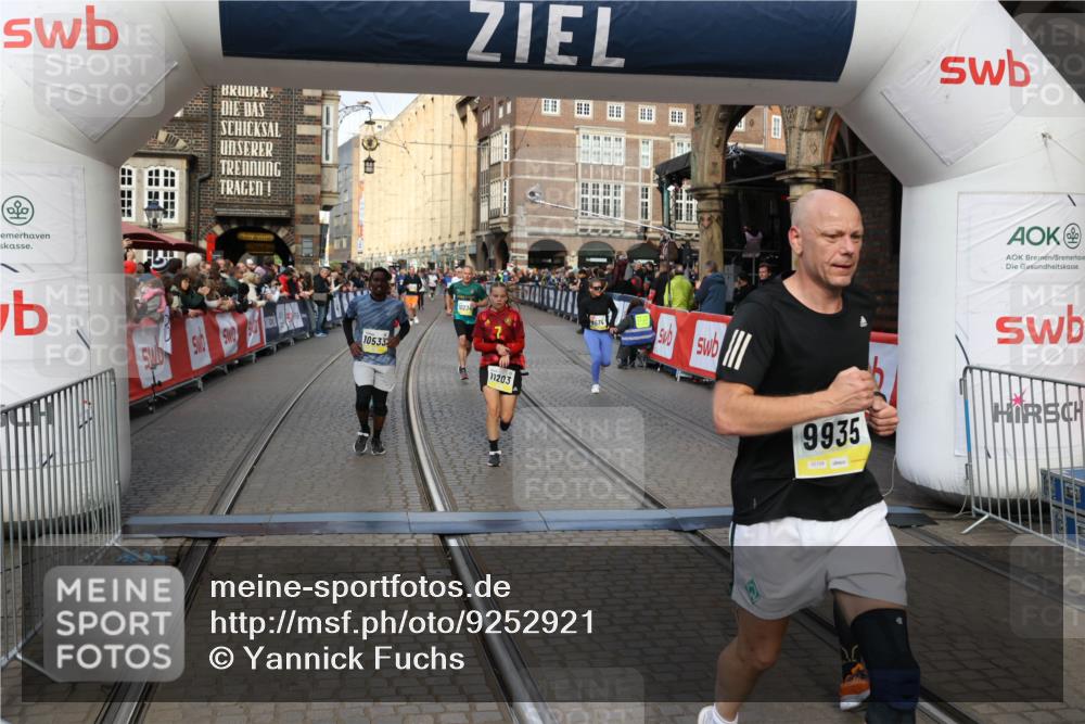 05.10.2025 - 20. swb-Marathon Bremen Yannick Fuchs http://msf.ph/oto/9252921 05.10.2025 10:54:20 Ziel 9402, 9574, 9900, 9935, 10234, 10533, 11151, 11203, 11347, 11449 meine-sportfotos.de