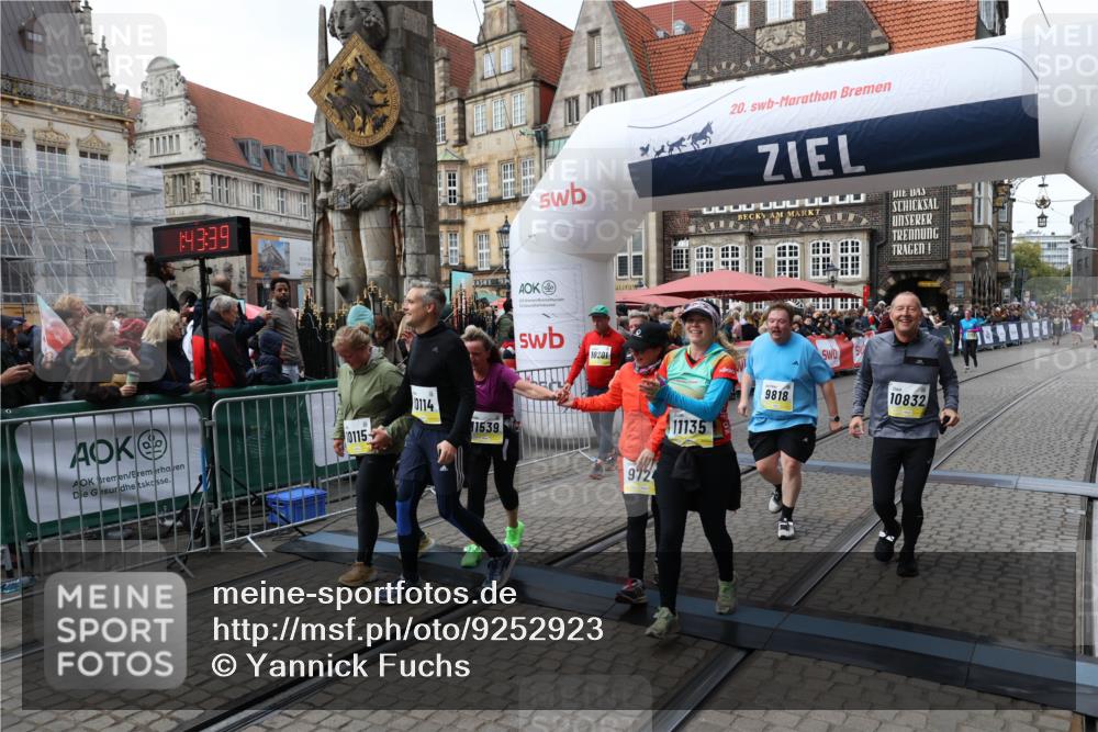 05.10.2025 - 20. swb-Marathon Bremen Yannick Fuchs http://msf.ph/oto/9252923 05.10.2025 11:14:28 Ziel 9695, 9724, 9818, 9819, 10114, 10115, 10201, 10832, 11135, 11539, 11555 meine-sportfotos.de