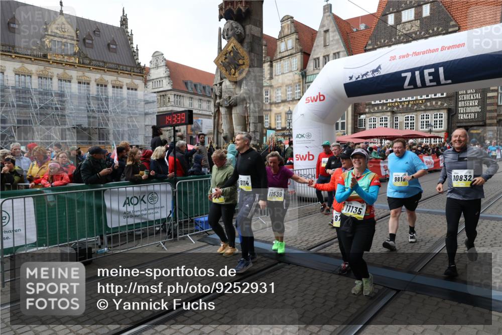 05.10.2025 - 20. swb-Marathon Bremen Yannick Fuchs http://msf.ph/oto/9252931 05.10.2025 11:14:28 Ziel 9695, 9724, 9818, 9819, 10114, 10115, 10201, 10832, 11135, 11539, 11555 meine-sportfotos.de