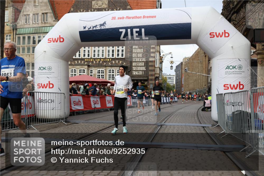 05.10.2025 - 20. swb-Marathon Bremen Yannick Fuchs http://msf.ph/oto/9252935 05.10.2025 10:45:28 Ziel 9290, 9396, 9885, 9963, 10634, 10898, 11346 meine-sportfotos.de