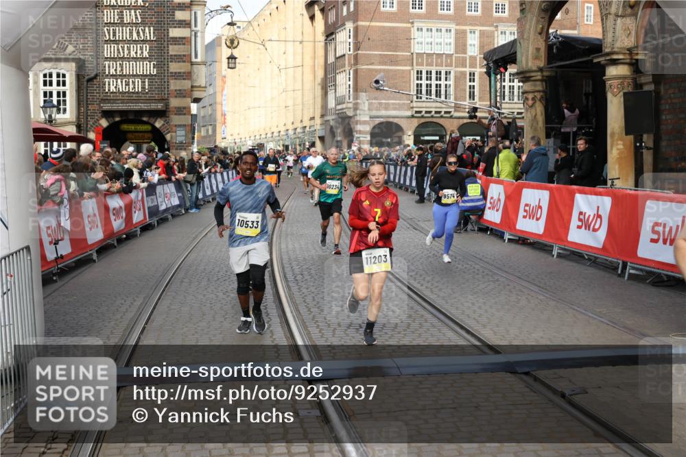 05.10.2025 - 20. swb-Marathon Bremen Yannick Fuchs http://msf.ph/oto/9252937 05.10.2025 10:54:20 Ziel 9402, 9574, 9900, 9935, 10234, 10533, 11151, 11203, 11347, 11449 meine-sportfotos.de