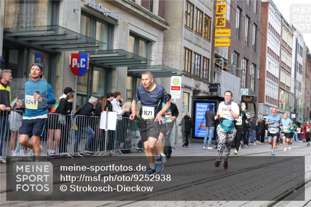 05.10.2025 - 20. swb-Marathon Bremen Strokosch-Dieckow http://msf.ph/oto/9252938 05.10.2025 10:55:32 Ziel 7147, 9195, 9197, 9521, 9541, 9621, 9871, 9882, 9950, 10015, 10088, 10253, 10287, 10323, 10385, 10394, 10475, 10610, 10641, 10653, 10654, 10675, 10758, 10800, 10909, 10921, 10959, 11052, 11081, 11148, 11249, 11439, 11586, 11624, 11626, 7147, 9195, 9197, 9521, 9541, 9621, 9871, 9882, 9950, 10015, 10088, 10253, 10287, 10323, 10385, 10394, 10475, 10610, 10641, 10653, 10654, 10675, 10758, 10800, 10909, 10921, 10959, 11052, 11081, 11148, 11249 meine-sportfotos.de