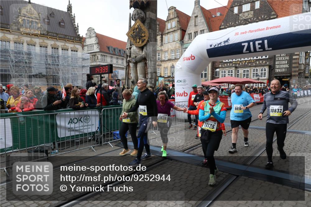 05.10.2025 - 20. swb-Marathon Bremen Yannick Fuchs http://msf.ph/oto/9252944 05.10.2025 11:14:28 Ziel 9695, 9724, 9818, 9819, 10114, 10115, 10201, 10832, 11135, 11539, 11555 meine-sportfotos.de