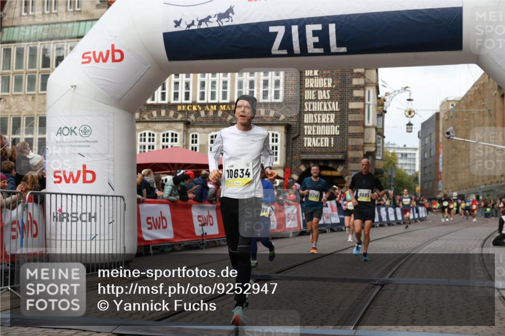 05.10.2025 - 20. swb-Marathon Bremen Yannick Fuchs http://msf.ph/oto/9252947 05.10.2025 10:45:29 Ziel 9290, 9396, 9885, 9963, 10447, 10634, 10898, 11346 meine-sportfotos.de