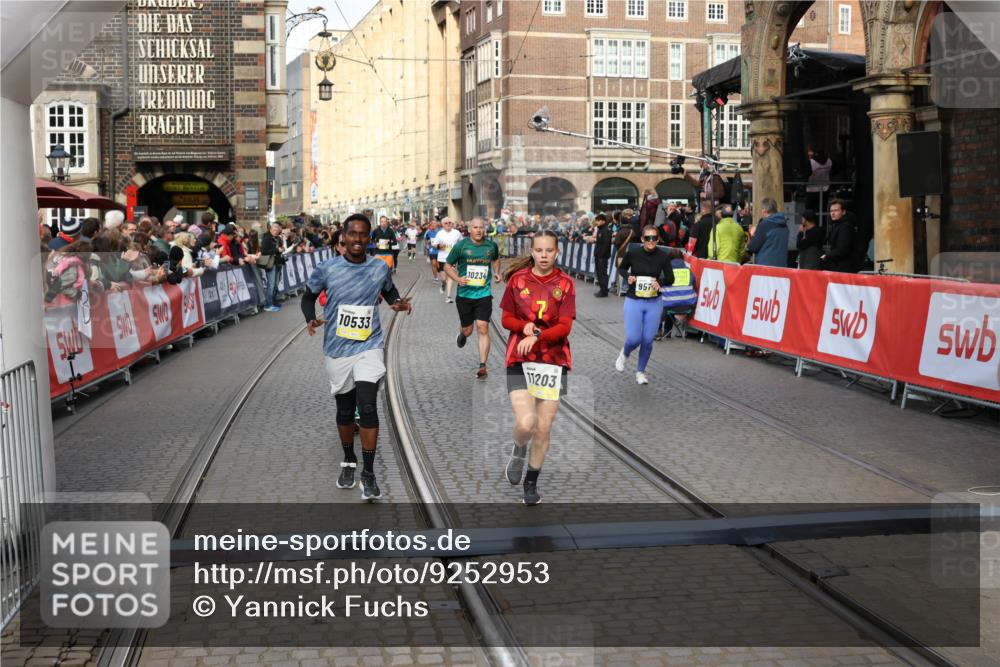 05.10.2025 - 20. swb-Marathon Bremen Yannick Fuchs http://msf.ph/oto/9252953 05.10.2025 10:54:20 Ziel 9402, 9574, 9900, 9935, 10234, 10533, 11151, 11203, 11347, 11449 meine-sportfotos.de