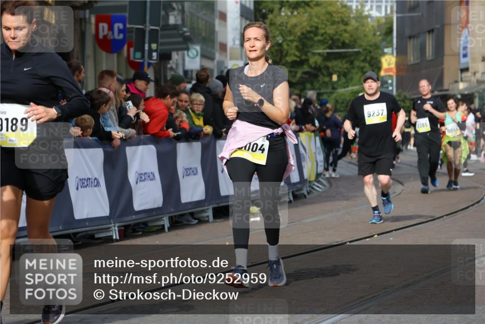 05.10.2025 - 20. swb-Marathon Bremen Strokosch-Dieckow http://msf.ph/oto/9252959 05.10.2025 11:01:44 Ziel 9189, 9237, 9269, 9294, 9782, 10004, 10370, 10903, 10904 meine-sportfotos.de
