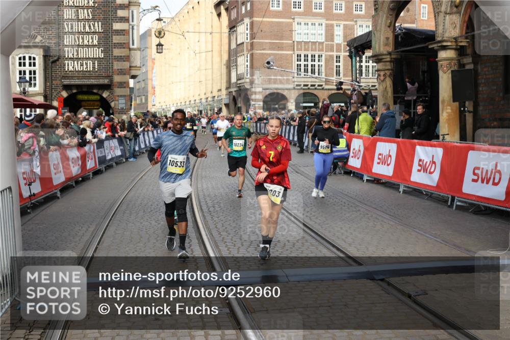 05.10.2025 - 20. swb-Marathon Bremen Yannick Fuchs http://msf.ph/oto/9252960 05.10.2025 10:54:21 Ziel 9402, 9574, 9900, 9935, 10234, 10402, 10533, 11151, 11203, 11347, 11449 meine-sportfotos.de