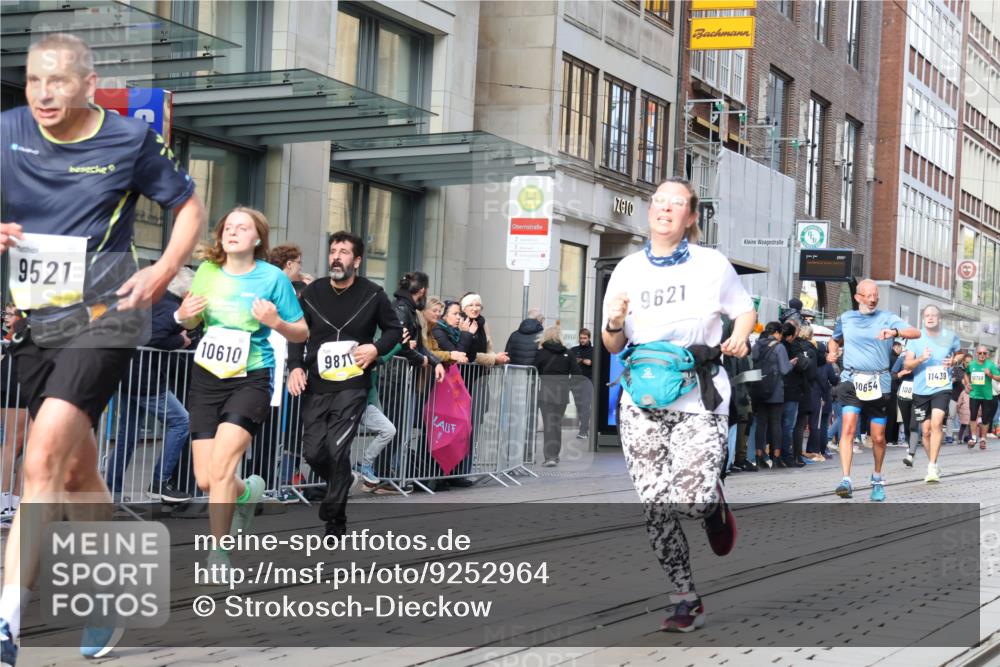 05.10.2025 - 20. swb-Marathon Bremen Strokosch-Dieckow http://msf.ph/oto/9252964 05.10.2025 10:55:33 Ziel 7147, 9197, 9521, 9541, 9621, 9871, 9882, 9950, 10015, 10088, 10253, 10287, 10323, 10385, 10394, 10610, 10641, 10653, 10654, 10675, 10758, 10800, 10909, 10921, 10959, 11052, 11081, 11148, 11249, 11439, 11586, 11624, 11626, 7147, 9197, 9521, 9541, 9621, 9871, 9882, 9950, 10015, 10088, 10253, 10287, 10323, 10385, 10394, 10610, 10641, 10653, 10654, 10675, 10758, 10800, 10909, 10921, 10959, 11052, 11081, 11148, 11249 meine-sportfotos.de