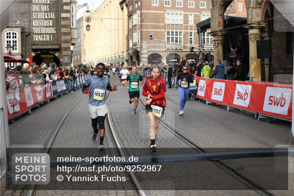 05.10.2025 - 20. swb-Marathon Bremen Yannick Fuchs http://msf.ph/oto/9252967 05.10.2025 10:54:21 Ziel 9402, 9574, 9900, 9935, 10234, 10402, 10533, 11151, 11203, 11347, 11449 meine-sportfotos.de