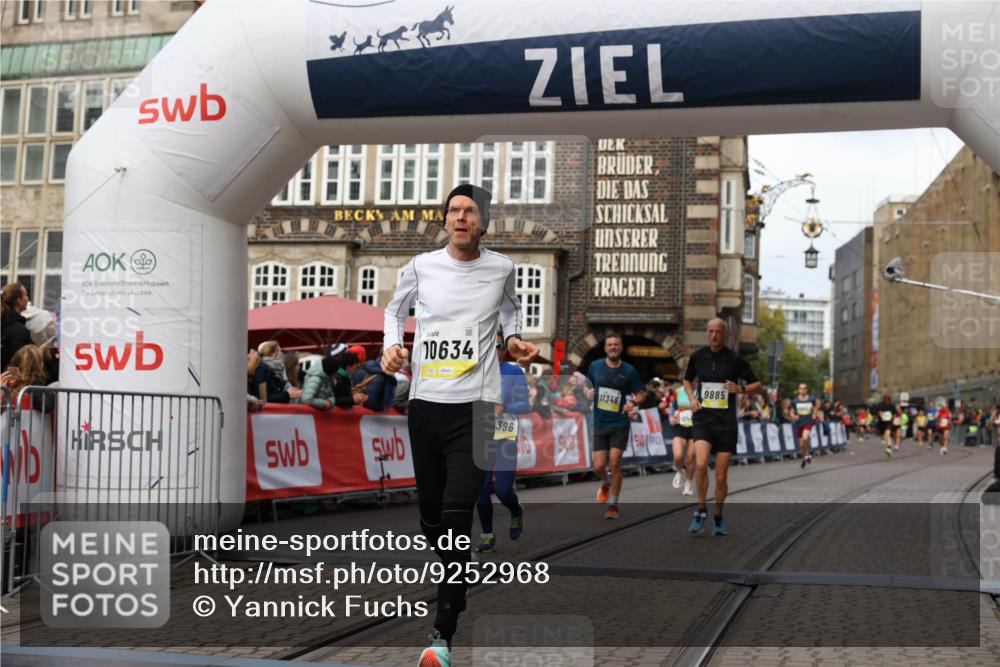 05.10.2025 - 20. swb-Marathon Bremen Yannick Fuchs http://msf.ph/oto/9252968 05.10.2025 10:45:29 Ziel 9290, 9396, 9885, 9963, 10447, 10634, 10898, 11346 meine-sportfotos.de