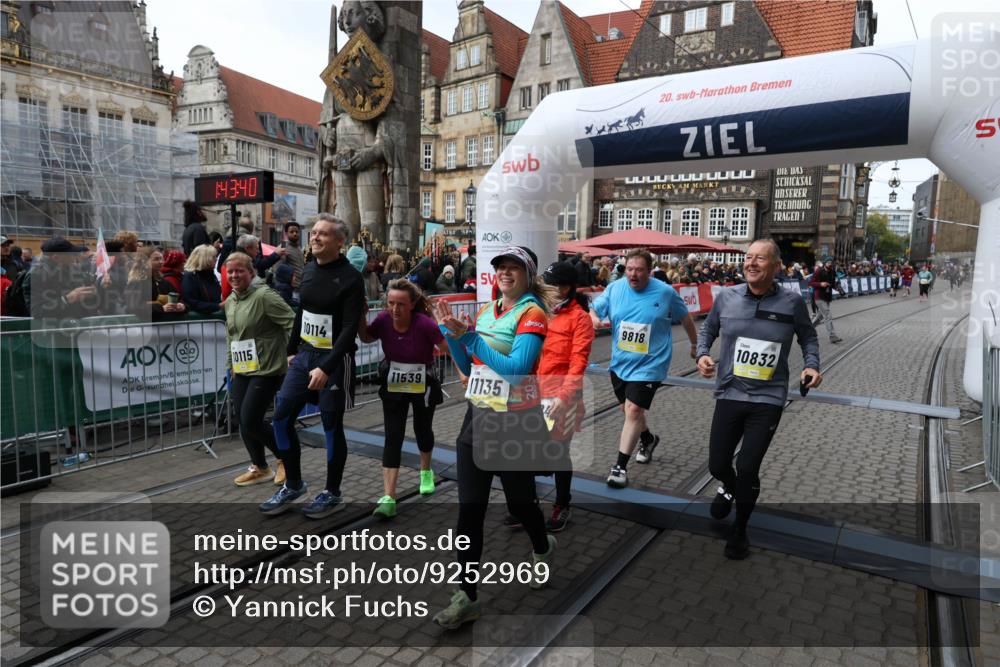 05.10.2025 - 20. swb-Marathon Bremen Yannick Fuchs http://msf.ph/oto/9252969 05.10.2025 11:14:29 Ziel 9695, 9724, 9818, 9819, 10114, 10115, 10201, 10832, 11135, 11539, 11555 meine-sportfotos.de