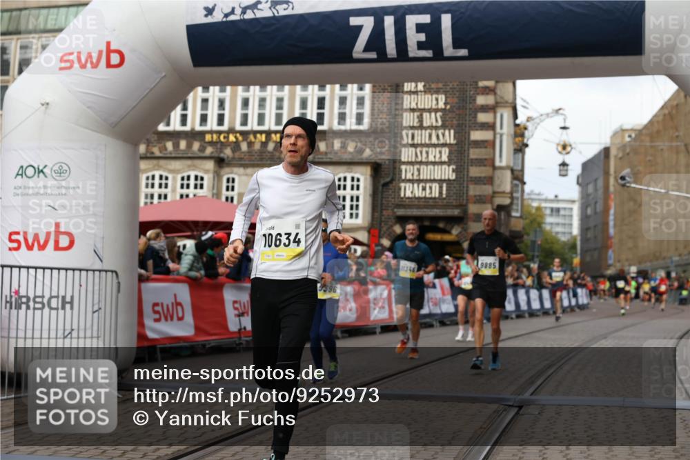 05.10.2025 - 20. swb-Marathon Bremen Yannick Fuchs http://msf.ph/oto/9252973 05.10.2025 10:45:29 Ziel 9290, 9396, 9885, 9963, 10447, 10634, 10898, 11346 meine-sportfotos.de