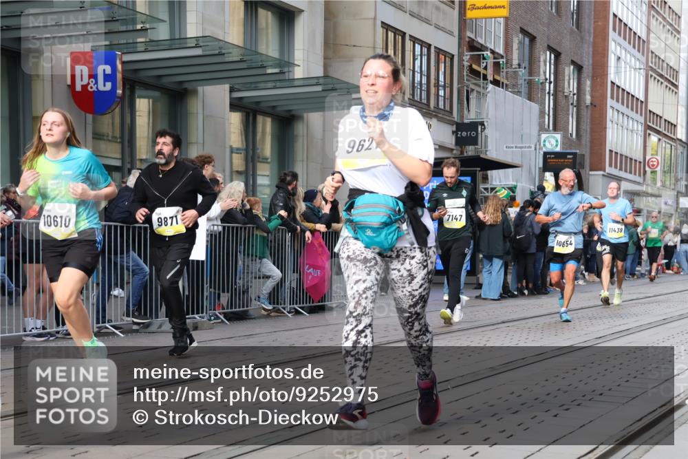 05.10.2025 - 20. swb-Marathon Bremen Strokosch-Dieckow http://msf.ph/oto/9252975 05.10.2025 10:55:33 Ziel 7147, 9197, 9521, 9541, 9621, 9871, 9882, 9950, 10015, 10088, 10253, 10287, 10323, 10385, 10394, 10610, 10641, 10653, 10654, 10675, 10758, 10800, 10909, 10921, 10959, 11052, 11081, 11148, 11249, 11439, 11586, 11624, 11626, 7147, 9197, 9521, 9541, 9621, 9871, 9882, 9950, 10015, 10088, 10253, 10287, 10323, 10385, 10394, 10610, 10641, 10653, 10654, 10675, 10758, 10800, 10909, 10921, 10959, 11052, 11081, 11148, 11249 meine-sportfotos.de