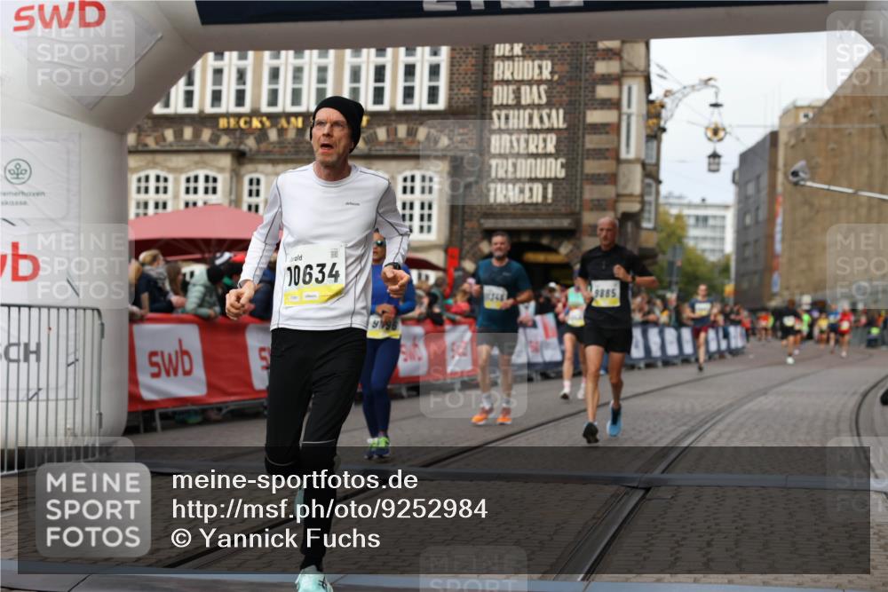 05.10.2025 - 20. swb-Marathon Bremen Yannick Fuchs http://msf.ph/oto/9252984 05.10.2025 10:45:29 Ziel 9290, 9396, 9885, 9963, 10447, 10634, 10898, 11346 meine-sportfotos.de