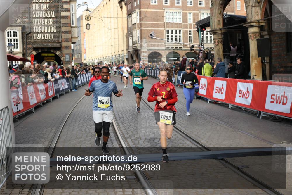 05.10.2025 - 20. swb-Marathon Bremen Yannick Fuchs http://msf.ph/oto/9252989 05.10.2025 10:54:21 Ziel 9402, 9574, 9900, 9935, 10234, 10402, 10533, 11151, 11203, 11347, 11449 meine-sportfotos.de