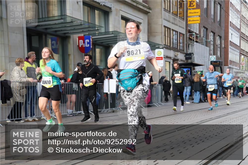 05.10.2025 - 20. swb-Marathon Bremen Strokosch-Dieckow http://msf.ph/oto/9252992 05.10.2025 10:55:33 Ziel 7147, 9197, 9521, 9541, 9621, 9871, 9882, 9950, 10015, 10088, 10253, 10287, 10323, 10385, 10394, 10610, 10641, 10653, 10654, 10675, 10758, 10800, 10909, 10921, 10959, 11052, 11081, 11148, 11249, 11439, 11586, 11624, 11626, 7147, 9197, 9521, 9541, 9621, 9871, 9882, 9950, 10015, 10088, 10253, 10287, 10323, 10385, 10394, 10610, 10641, 10653, 10654, 10675, 10758, 10800, 10909, 10921, 10959, 11052, 11081, 11148, 11249 meine-sportfotos.de