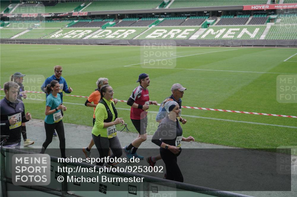 05.10.2025 - 20. swb-Marathon Bremen Michael Burmester http://msf.ph/oto/9253002 05.10.2025 10:41:56 Laufen im Stadion 7069, 8533, 8865, 9265, 9357, 9401, 9519, 9538, 9632, 9649, 9798, 9815, 9836, 9837, 9887, 9907, 9982, 10031, 10051, 10082, 10087, 10095, 10125, 10129, 10132, 10134, 10148, 10152, 10189, 10197, 10212, 10214, 10223, 10239, 10248, 10249, 10295, 10330, 10332, 10333, 10499, 10522, 10582, 10614, 10706, 10722, 10815, 10824, 10937, 10943, 10998, 11037, 11056, 11097, 11206, 11232, 11379, 11395, 11405, 11437, 11473, 11584, 11634, 9001, 9178, 9191, 9217, 9274 meine-sportfotos.de