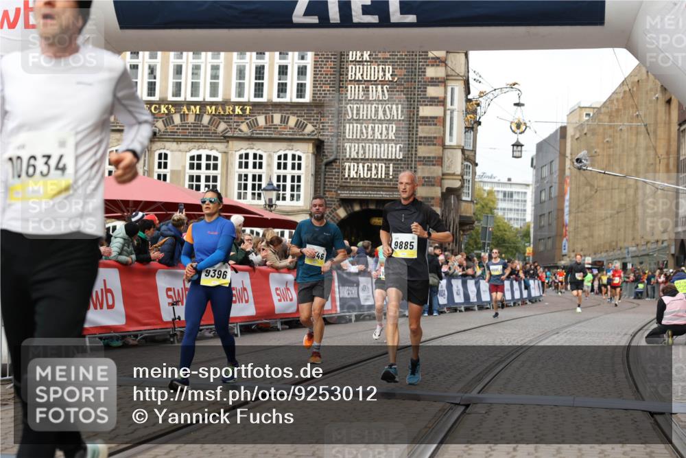 05.10.2025 - 20. swb-Marathon Bremen Yannick Fuchs http://msf.ph/oto/9253012 05.10.2025 10:45:29 Ziel 9290, 9396, 9885, 9963, 10447, 10634, 10898, 11346 meine-sportfotos.de