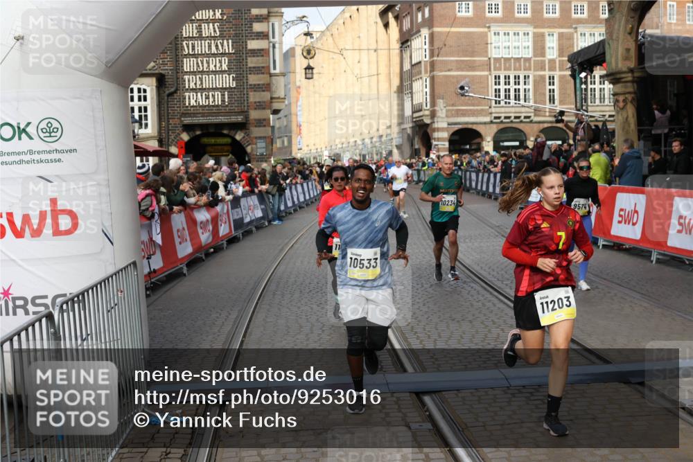 05.10.2025 - 20. swb-Marathon Bremen Yannick Fuchs http://msf.ph/oto/9253016 05.10.2025 10:54:21 Ziel 9402, 9574, 9900, 9935, 10234, 10402, 10533, 11151, 11203, 11347, 11449 meine-sportfotos.de