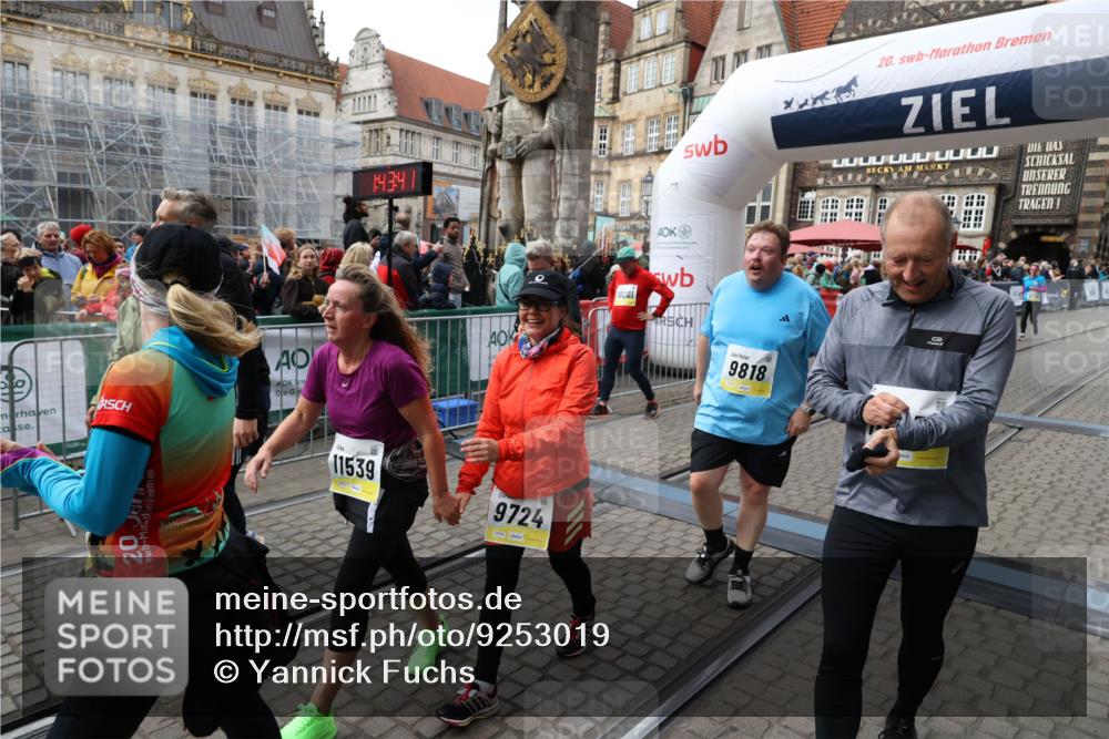 05.10.2025 - 20. swb-Marathon Bremen Yannick Fuchs http://msf.ph/oto/9253019 05.10.2025 11:14:30 Ziel 9695, 9724, 9756, 9818, 9819, 10114, 10115, 10201, 10832, 11135, 11539, 11555 meine-sportfotos.de