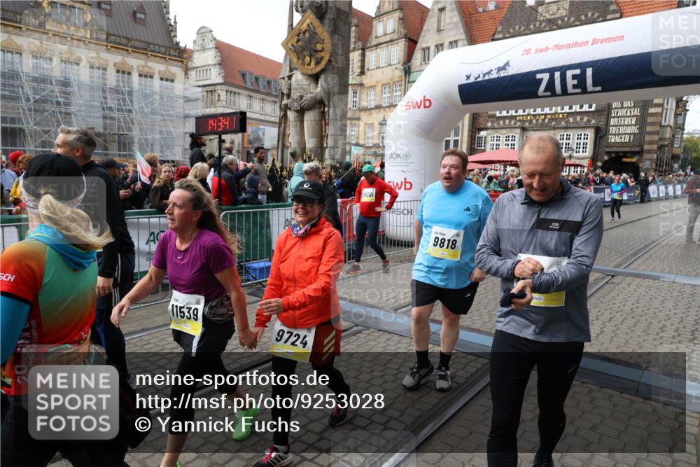 05.10.2025 - 20. swb-Marathon Bremen Yannick Fuchs http://msf.ph/oto/9253028 05.10.2025 11:14:30 Ziel 9695, 9724, 9756, 9818, 9819, 10114, 10115, 10201, 10832, 11135, 11539, 11555 meine-sportfotos.de