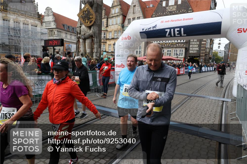05.10.2025 - 20. swb-Marathon Bremen Yannick Fuchs http://msf.ph/oto/9253040 05.10.2025 11:14:31 Ziel 9724, 9756, 9818, 9819, 10114, 10115, 10201, 10832, 11135, 11539 meine-sportfotos.de