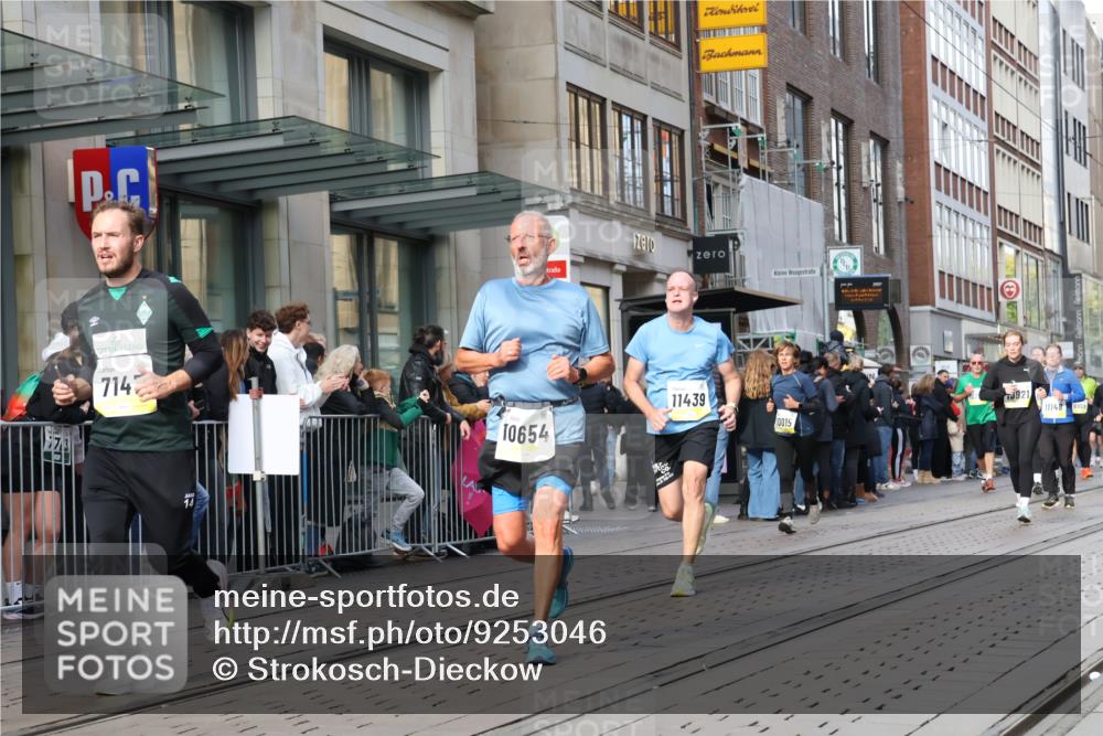 05.10.2025 - 20. swb-Marathon Bremen Strokosch-Dieckow http://msf.ph/oto/9253046 05.10.2025 10:55:36 Ziel 7147, 9521, 9541, 9621, 9811, 9871, 9882, 9950, 10006, 10015, 10253, 10287, 10323, 10385, 10394, 10610, 10641, 10653, 10654, 10664, 10675, 10758, 10800, 10921, 10959, 11052, 11095, 11148, 11249, 11439, 11620, 11624, 11626, 7147, 9521, 9541, 9621, 9811, 9871, 9882, 9950, 10006, 10015, 10253, 10287, 10323, 10385, 10394, 10610, 10641, 10653, 10654, 10664, 10675, 10758, 10800, 10921, 10959, 11052, 11095, 11148, 11249, 11620 meine-sportfotos.de
