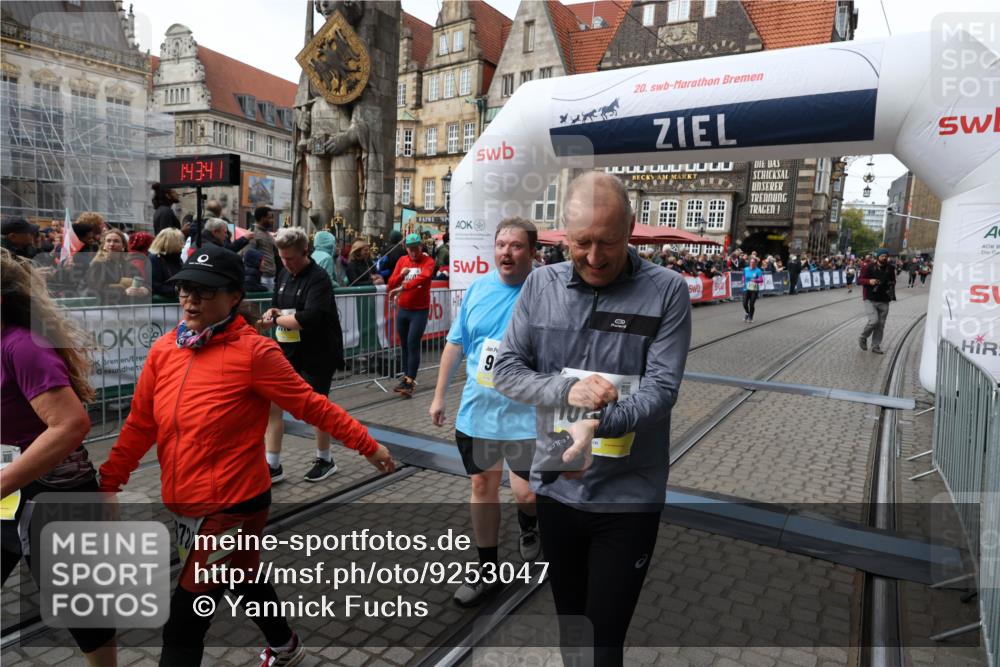 05.10.2025 - 20. swb-Marathon Bremen Yannick Fuchs http://msf.ph/oto/9253047 05.10.2025 11:14:31 Ziel 9724, 9756, 9818, 9819, 10114, 10115, 10201, 10832, 11135, 11539 meine-sportfotos.de