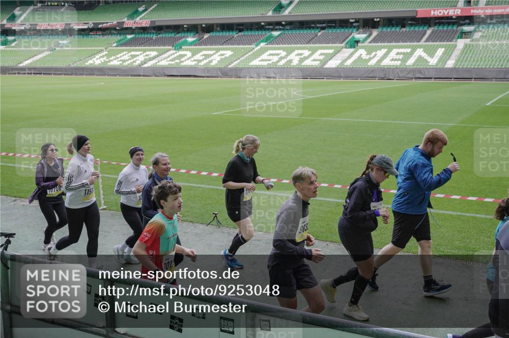 05.10.2025 - 20. swb-Marathon Bremen Michael Burmester http://msf.ph/oto/9253048 05.10.2025 10:41:58 Laufen im Stadion 7069, 8533, 8865, 9265, 9357, 9401, 9519, 9538, 9632, 9648, 9649, 9798, 9815, 9836, 9837, 9887, 9907, 9982, 10031, 10051, 10082, 10087, 10095, 10125, 10129, 10132, 10134, 10148, 10152, 10189, 10197, 10212, 10214, 10223, 10239, 10248, 10249, 10264, 10330, 10332, 10333, 10499, 10522, 10614, 10706, 10722, 10815, 10824, 10937, 10943, 10998, 11037, 11056, 11097, 11142, 11206, 11232, 11379, 11395, 11405, 11437, 11473, 11584, 11634, 9001, 9178, 9191, 9217, 9274, 11261 meine-sportfotos.de