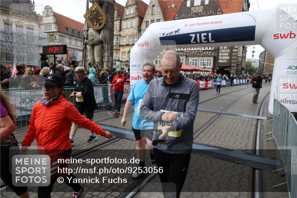 05.10.2025 - 20. swb-Marathon Bremen Yannick Fuchs http://msf.ph/oto/9253056 05.10.2025 11:14:31 Ziel 9724, 9756, 9818, 9819, 10114, 10115, 10201, 10832, 11135, 11539 meine-sportfotos.de