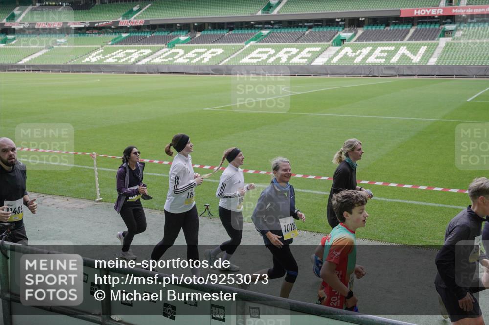 05.10.2025 - 20. swb-Marathon Bremen Michael Burmester http://msf.ph/oto/9253073 05.10.2025 10:41:58 Laufen im Stadion 7069, 8533, 8865, 9265, 9357, 9401, 9519, 9538, 9632, 9648, 9649, 9798, 9815, 9836, 9837, 9887, 9907, 9982, 10031, 10051, 10082, 10087, 10095, 10125, 10129, 10132, 10134, 10148, 10152, 10189, 10197, 10212, 10214, 10223, 10239, 10248, 10249, 10264, 10330, 10332, 10333, 10499, 10522, 10614, 10706, 10722, 10815, 10824, 10937, 10943, 10998, 11037, 11056, 11097, 11142, 11206, 11232, 11379, 11395, 11405, 11437, 11473, 11584, 11634, 9001, 9178, 9191, 9217, 9274, 11261 meine-sportfotos.de