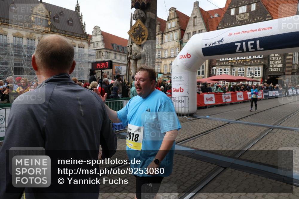 05.10.2025 - 20. swb-Marathon Bremen Yannick Fuchs http://msf.ph/oto/9253080 05.10.2025 11:14:32 Ziel 9724, 9756, 9818, 9819, 10201, 10832, 11135, 11539 meine-sportfotos.de