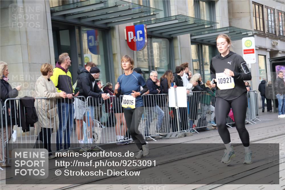 05.10.2025 - 20. swb-Marathon Bremen Strokosch-Dieckow http://msf.ph/oto/9253091 05.10.2025 10:55:40 Ziel 7147, 9521, 9541, 9811, 9871, 9950, 9968, 10006, 10009, 10015, 10253, 10385, 10394, 10610, 10641, 10653, 10654, 10664, 10675, 10758, 10921, 10959, 10989, 11052, 11095, 11148, 11249, 11366, 11439, 11620, 11626, 11630, 11693, 7147, 9521, 9541, 9811, 9871, 9950, 9968, 10006, 10009, 10015, 10253, 10385, 10394, 10610, 10641, 10653, 10654, 10664, 10675, 10758, 10921, 10959, 10989, 11052, 11095, 11148, 11249, 11366, 11620, 11630, 11693 meine-sportfotos.de
