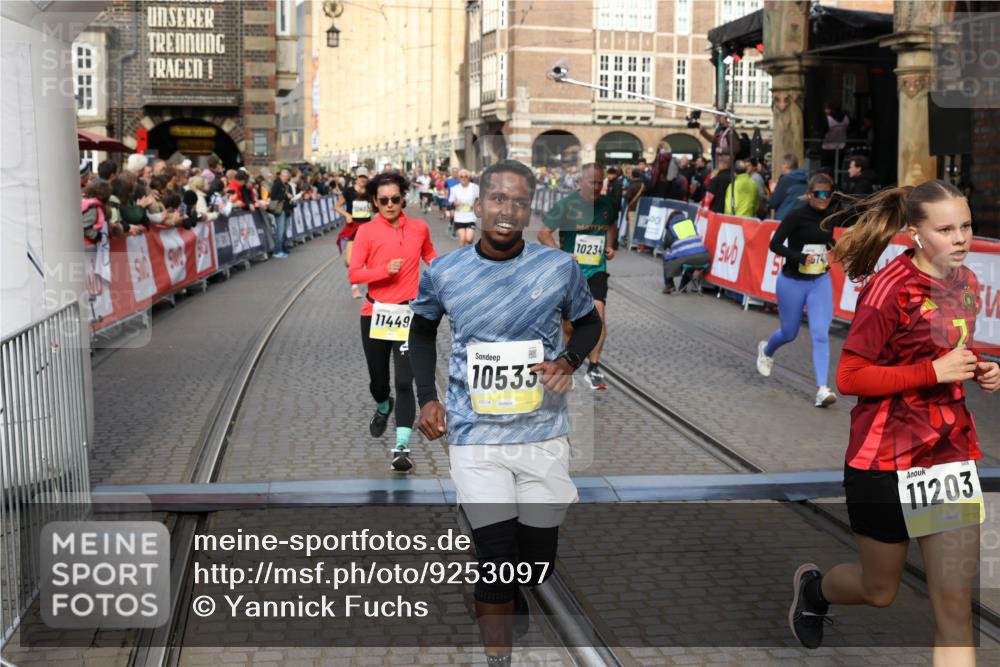 05.10.2025 - 20. swb-Marathon Bremen Yannick Fuchs http://msf.ph/oto/9253097 05.10.2025 10:54:22 Ziel 9402, 9574, 9900, 9935, 10234, 10402, 10533, 11203, 11347, 11449 meine-sportfotos.de