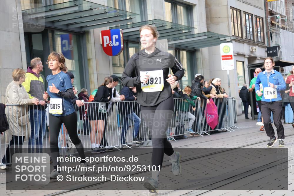 05.10.2025 - 20. swb-Marathon Bremen Strokosch-Dieckow http://msf.ph/oto/9253101 05.10.2025 10:55:40 Ziel 7147, 9521, 9541, 9811, 9871, 9950, 9968, 10006, 10009, 10015, 10253, 10385, 10394, 10610, 10641, 10653, 10654, 10664, 10675, 10758, 10921, 10959, 10989, 11052, 11095, 11148, 11249, 11366, 11439, 11620, 11626, 11630, 11693, 7147, 9521, 9541, 9811, 9871, 9950, 9968, 10006, 10009, 10015, 10253, 10385, 10394, 10610, 10641, 10653, 10654, 10664, 10675, 10758, 10921, 10959, 10989, 11052, 11095, 11148, 11249, 11366, 11620, 11630, 11693 meine-sportfotos.de