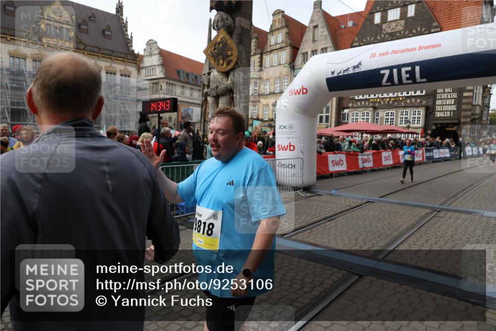 05.10.2025 - 20. swb-Marathon Bremen Yannick Fuchs http://msf.ph/oto/9253106 05.10.2025 11:14:32 Ziel 9724, 9756, 9818, 9819, 10201, 10832, 11135, 11539 meine-sportfotos.de